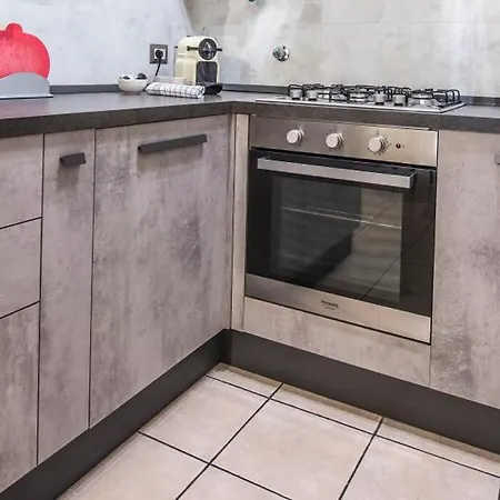 Queen Veronique * Bolonia