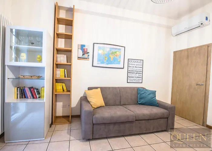 Queen Veronique Boloňa